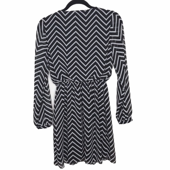 Express Chevron Print V Neck Dress - Picture 2 of 9